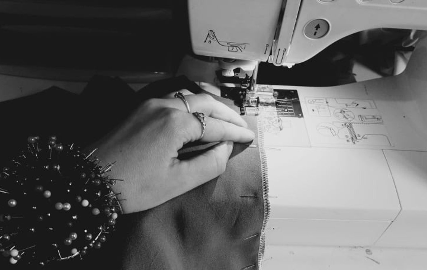 Retouche de vêtement à la machine à coudre dans l'atelier de Campagne, Dordogne